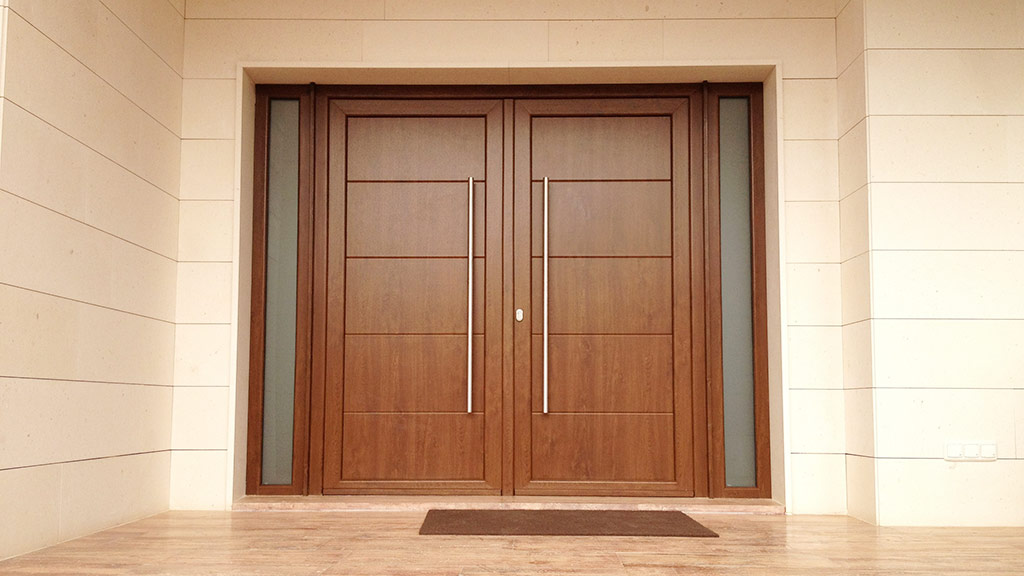 elegir puertas de interior o exterior en marbella y costa del sol